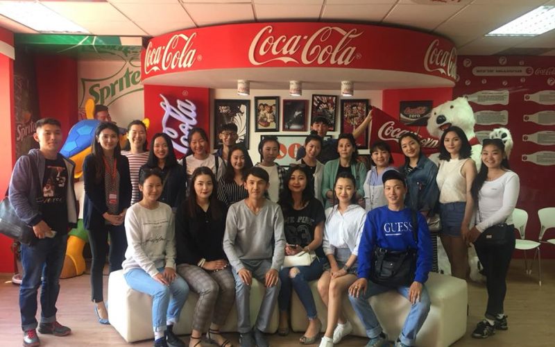 Оюутнууд MCS Кока Кола ХХК-тай танилцах аялал хийлээ